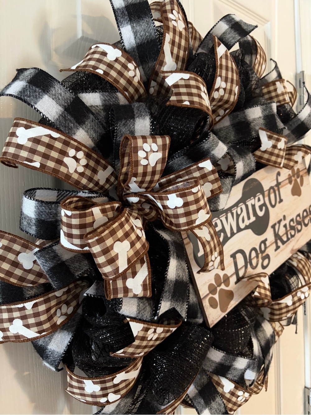 Beware of Dog Kisses Decorative Pet Wreath - Black & Brown - Picture 3 of 4